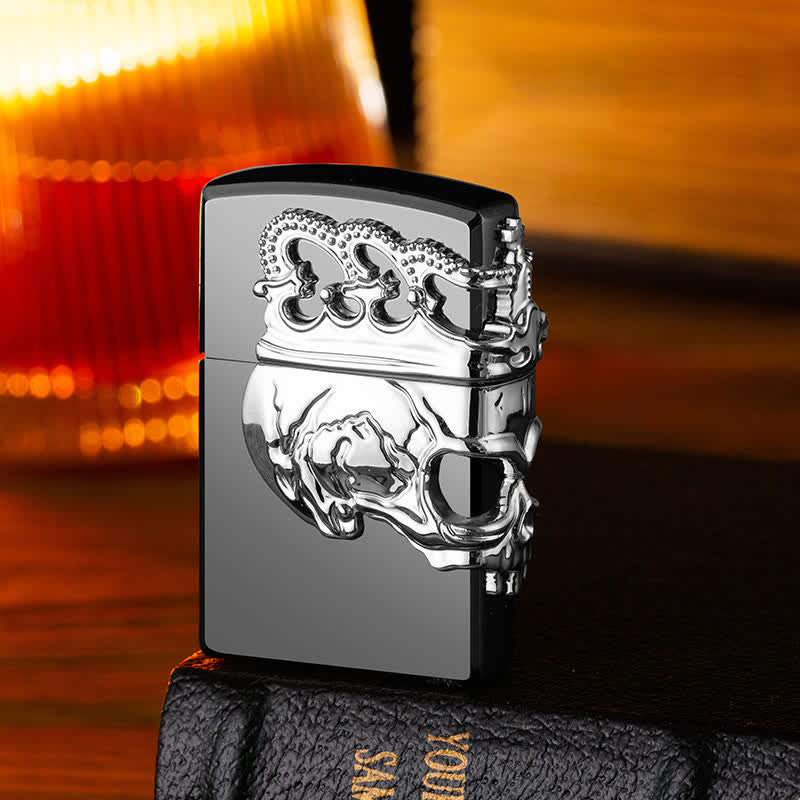 Briquet au butane rechargeable à trois côtés avec tête de mort et couronne en relief 3D