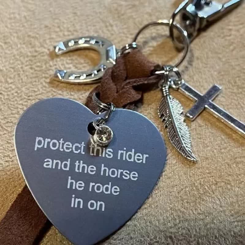 Porte-clés en cuir avec pendentif en forme de croix en fer à cheval et cœur en métal - IL - image 3