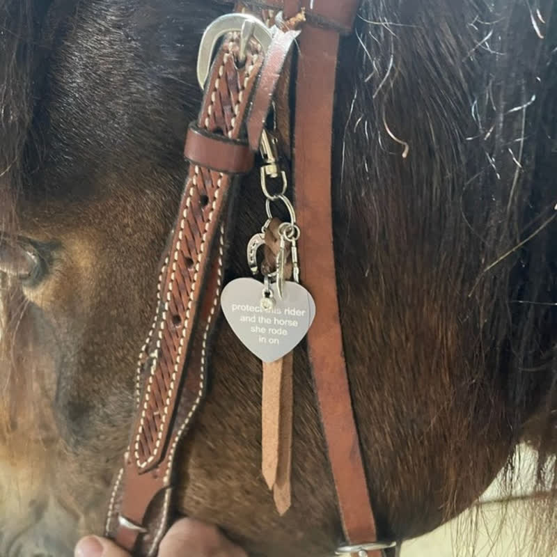 Porte-clés en cuir avec pendentif en forme de croix en fer à cheval et cœur en métal