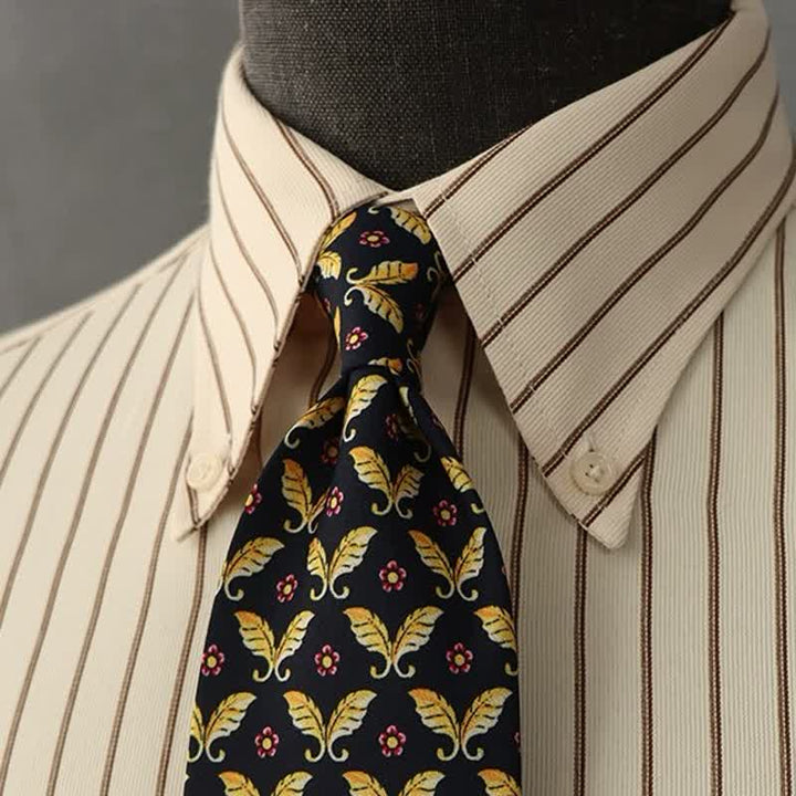 Cravate bleu foncé à motifs de fleurs rouges et de papillons dorés pour homme