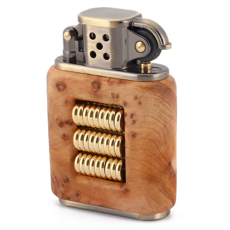 Briquet à pétrole avec corps en bois et anneau décoratif en métal
