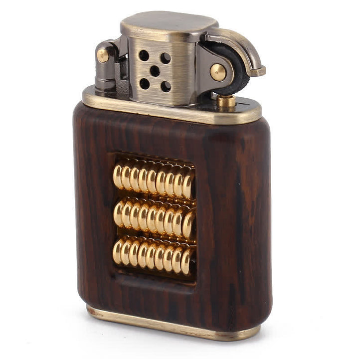 Briquet à pétrole avec corps en bois et anneau décoratif en métal
