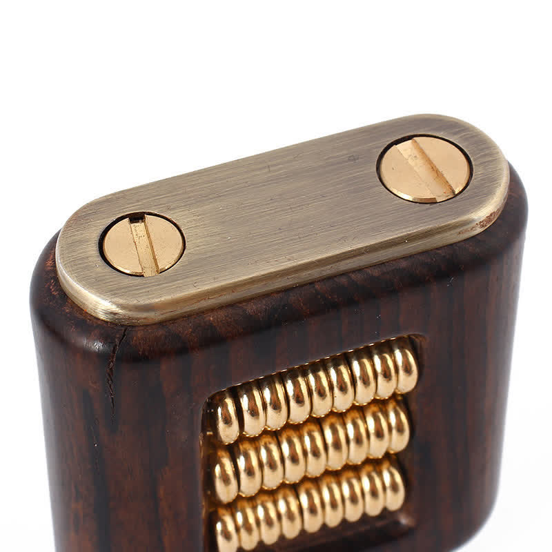 Briquet à pétrole avec corps en bois et anneau décoratif en métal