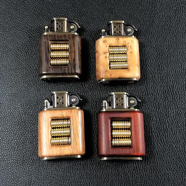 Briquet à pétrole avec corps en bois et anneau décoratif en métal