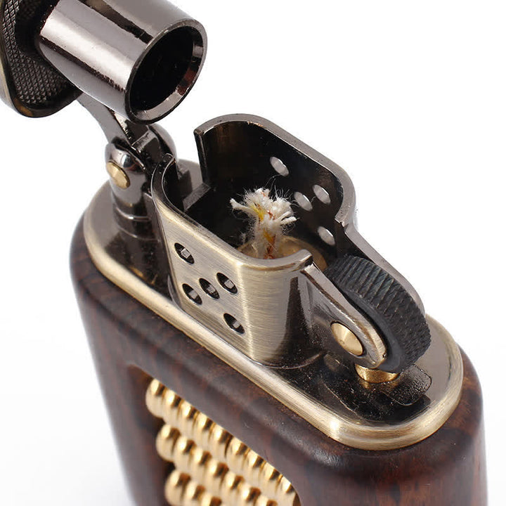 Briquet à pétrole avec corps en bois et anneau décoratif en métal