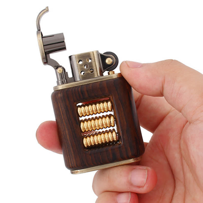 Briquet à pétrole avec corps en bois et anneau décoratif en métal