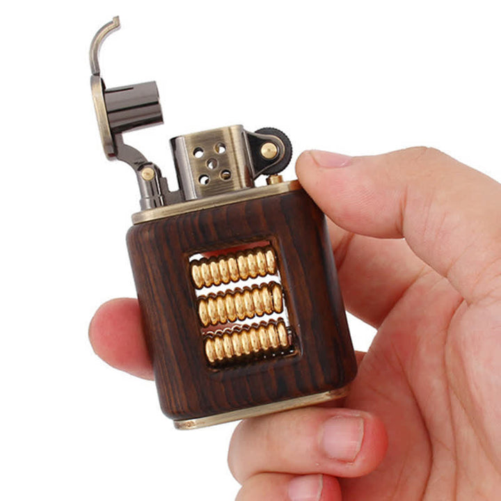 Briquet à pétrole avec corps en bois et anneau décoratif en métal