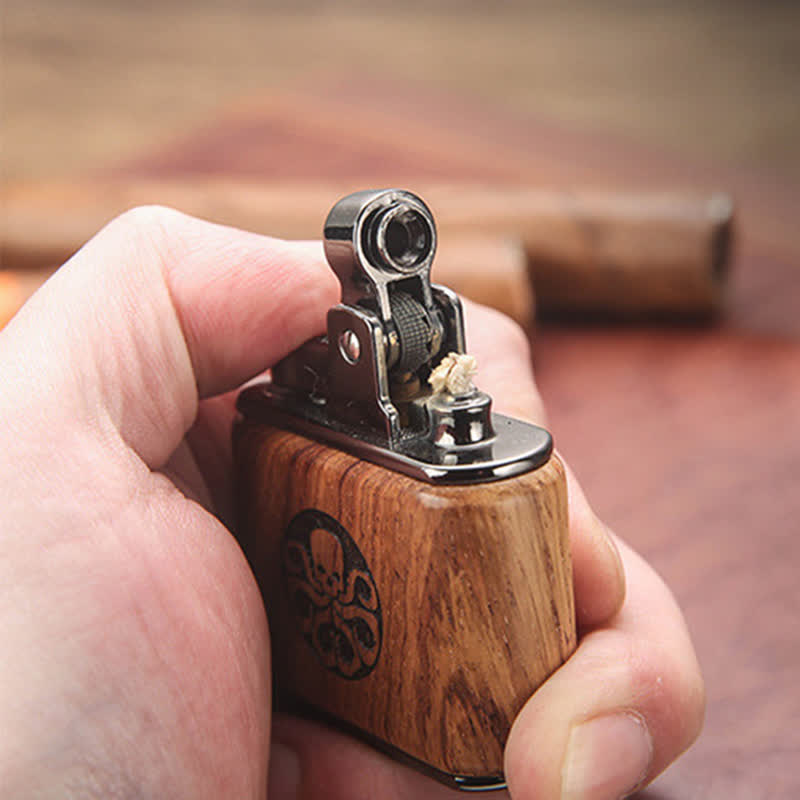 Briquet à pétrole rechargeable en forme de pieuvre sculptée en noyer