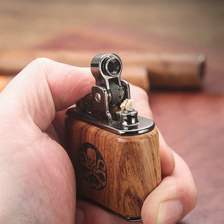 Briquet à pétrole rechargeable en forme de pieuvre sculptée en noyer