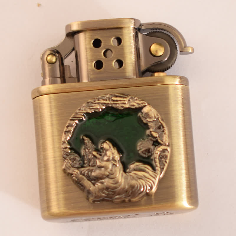 Briquet à huile rechargeable en bronze émaillé à motif animalier antique