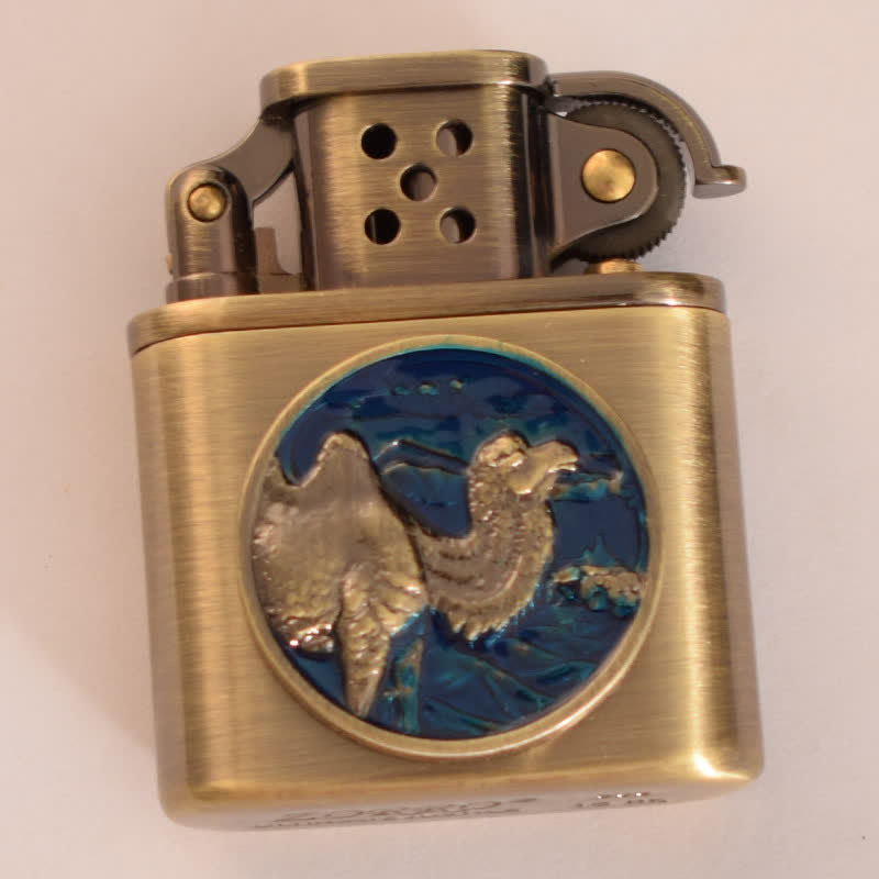 Briquet à huile rechargeable en bronze émaillé à motif animalier antique