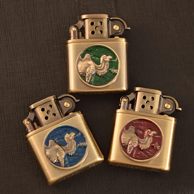 Briquet à huile rechargeable en bronze émaillé à motif animalier antique