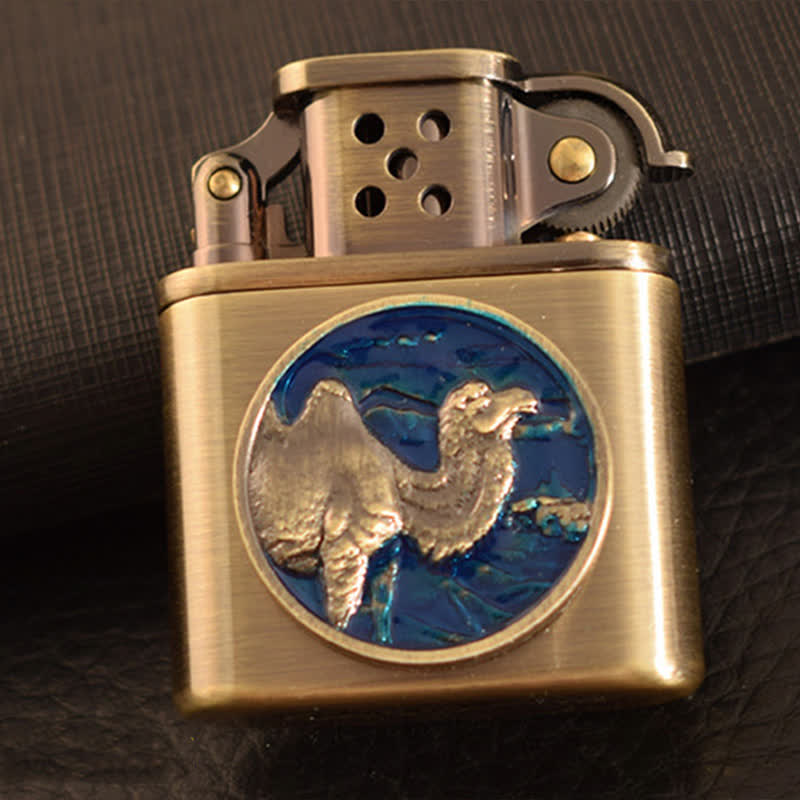 Briquet à huile rechargeable en bronze émaillé à motif animalier antique