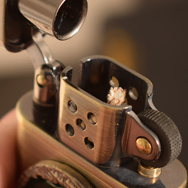 Briquet à huile rechargeable en bronze émaillé à motif animalier antique