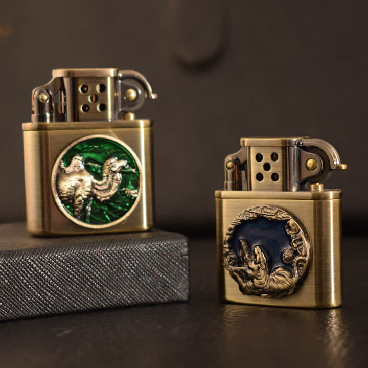 Briquet à huile rechargeable en bronze émaillé à motif animalier antique