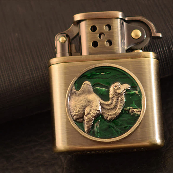 Briquet à huile rechargeable en bronze émaillé à motif animalier antique
