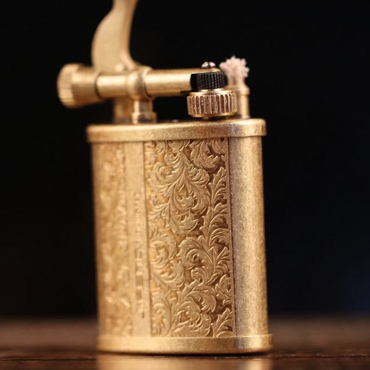 Briquet à huile rechargeable à motif floral gravé sur cuivre