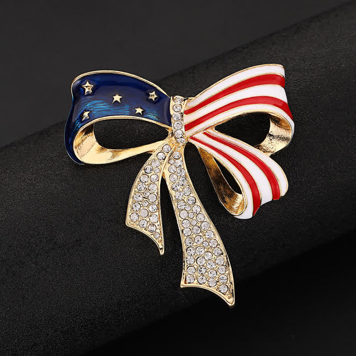 Broche en strass avec noeud papillon et drapeau américain