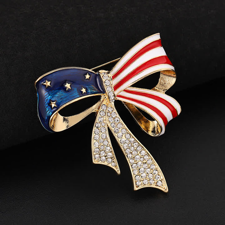 Broche en strass avec noeud papillon et drapeau américain