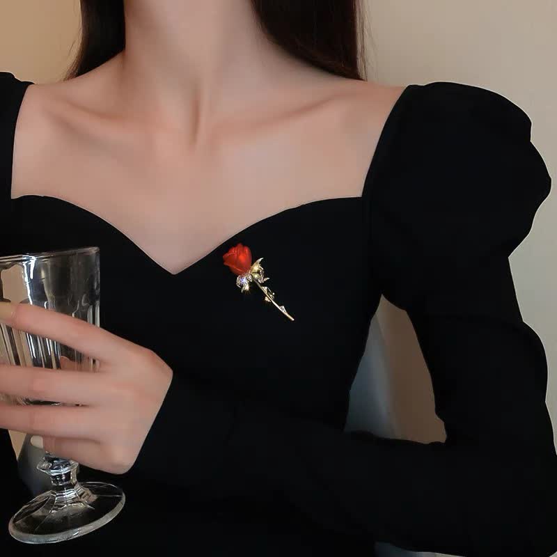 Charmante broche en strass brillant avec rose rouge pour femme