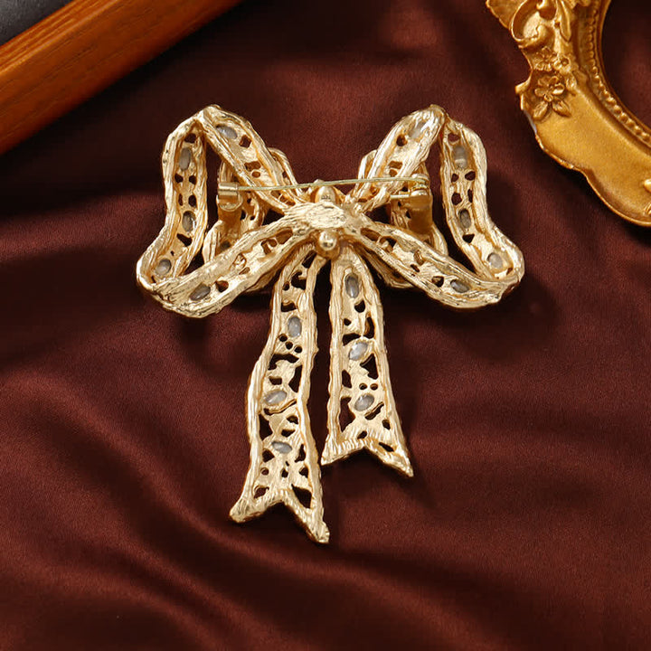 Broche fantaisie en forme de nœud papillon en ruban métallique ondulé doré pour femme