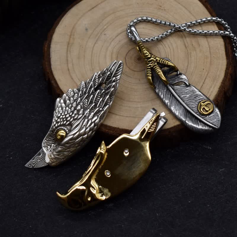 Collier avec pendentif en forme de plume de pygargue à tête blanche et couteau caché - Tête d'aigle - image 0