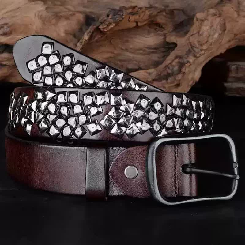 Ceinture en cuir à rivets pyramidaux brillants à disposition irrégulière