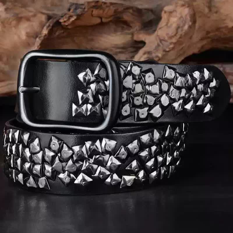 Ceinture en cuir à rivets pyramidaux brillants à disposition irrégulière
