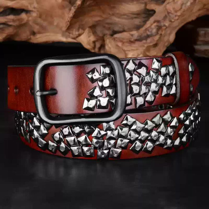 Ceinture en cuir à rivets pyramidaux brillants à disposition irrégulière
