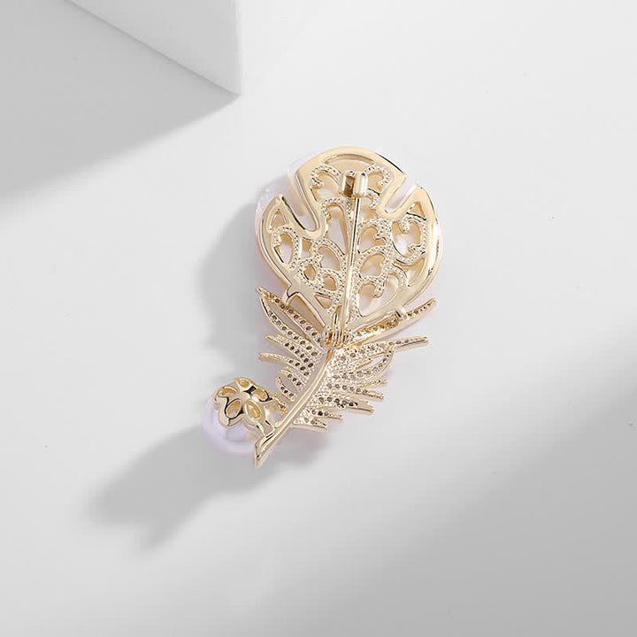 Broche en nacre et plumes pour femme