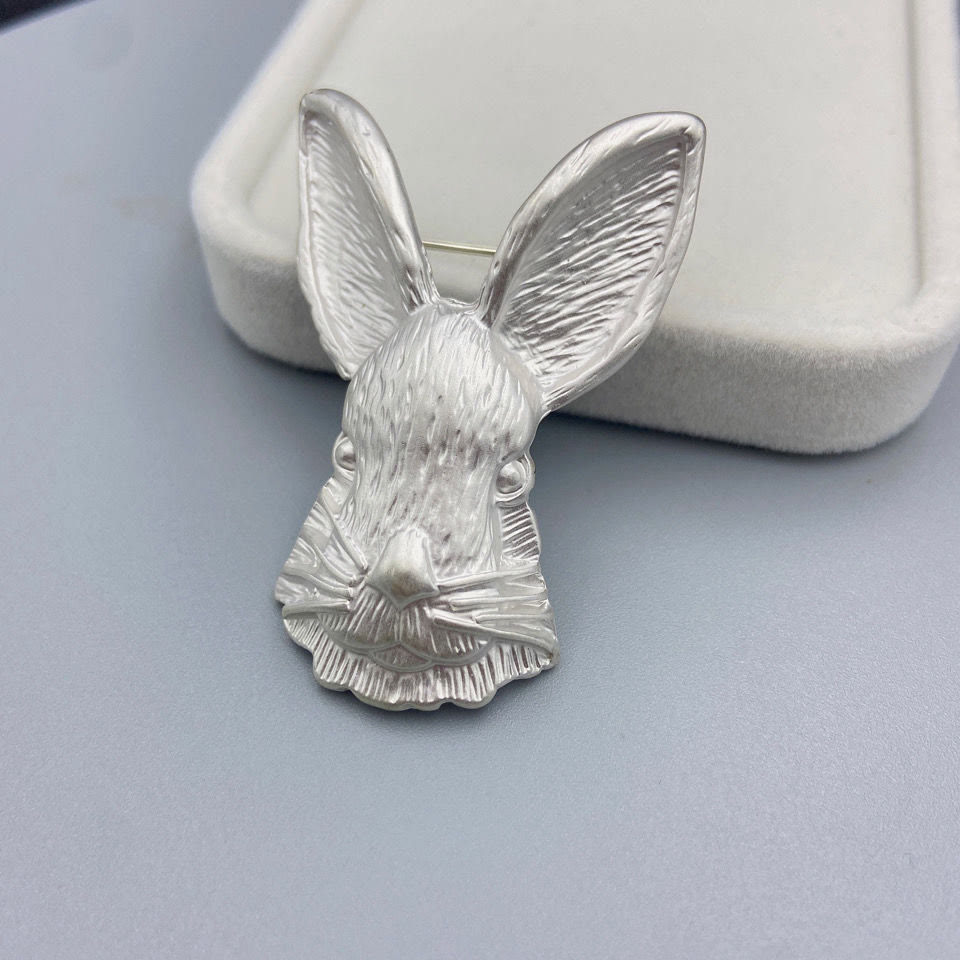 Broche en métal vintage en forme de tête de lapin