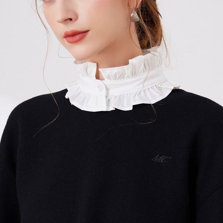 Chemise blanche à col plissé avec faux col amovible à boutons