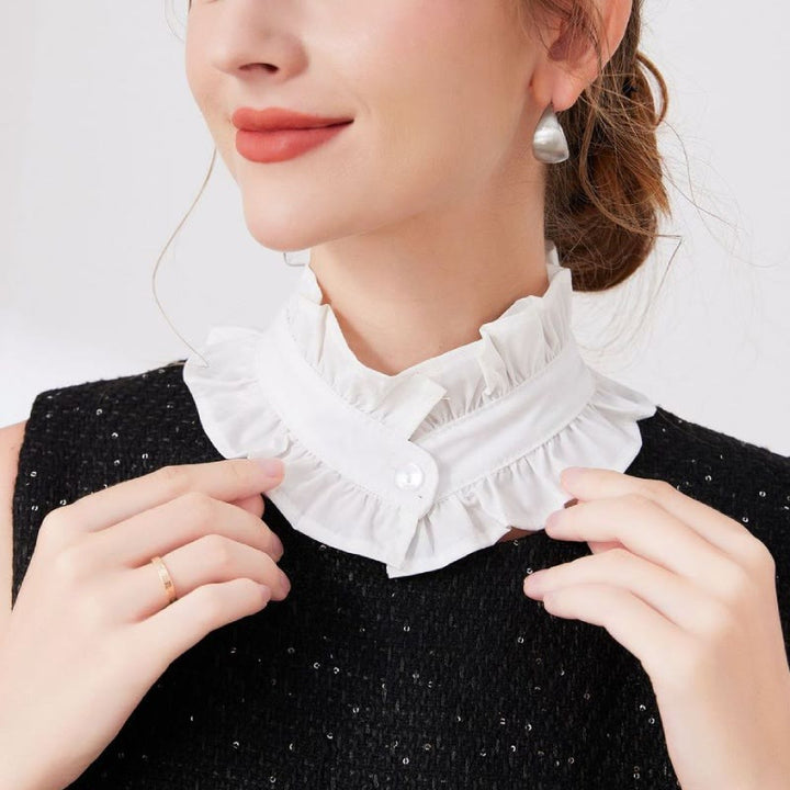 Chemise blanche à col plissé avec faux col amovible à boutons