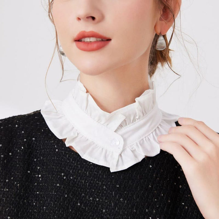 Chemise blanche à col plissé avec faux col amovible à boutons