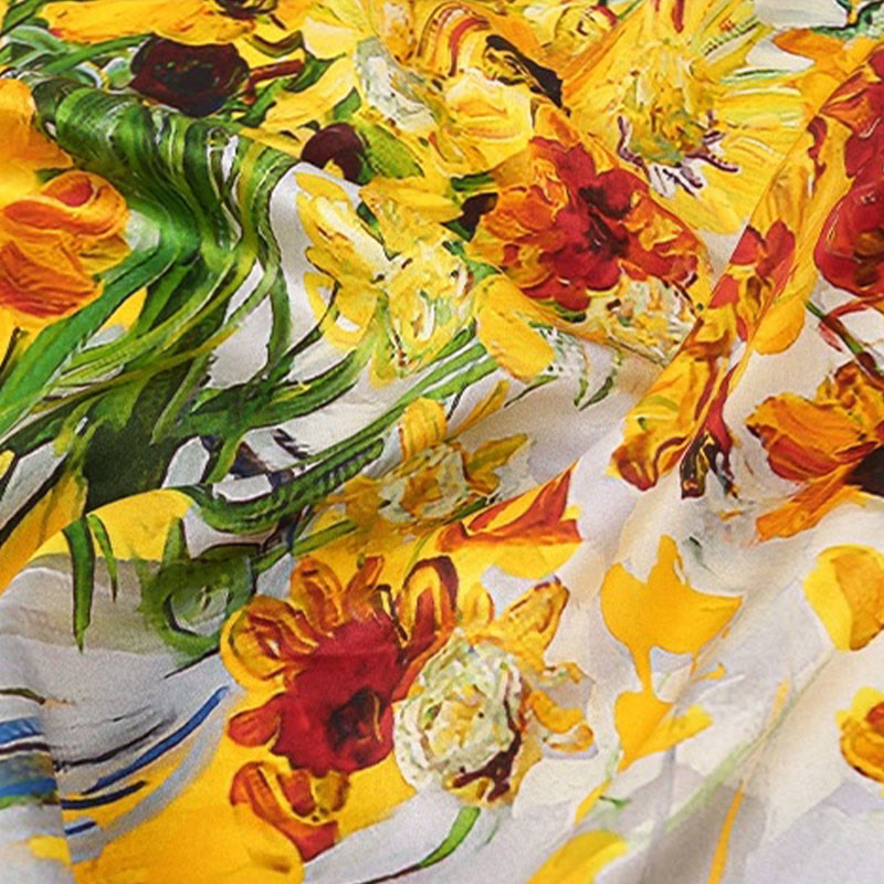 Écharpe fine en soie aux couleurs chaudes pour femmes au soleil du printemps