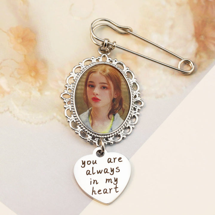 Personnalisez votre broche photo avec un cadeau de mariage chaleureux