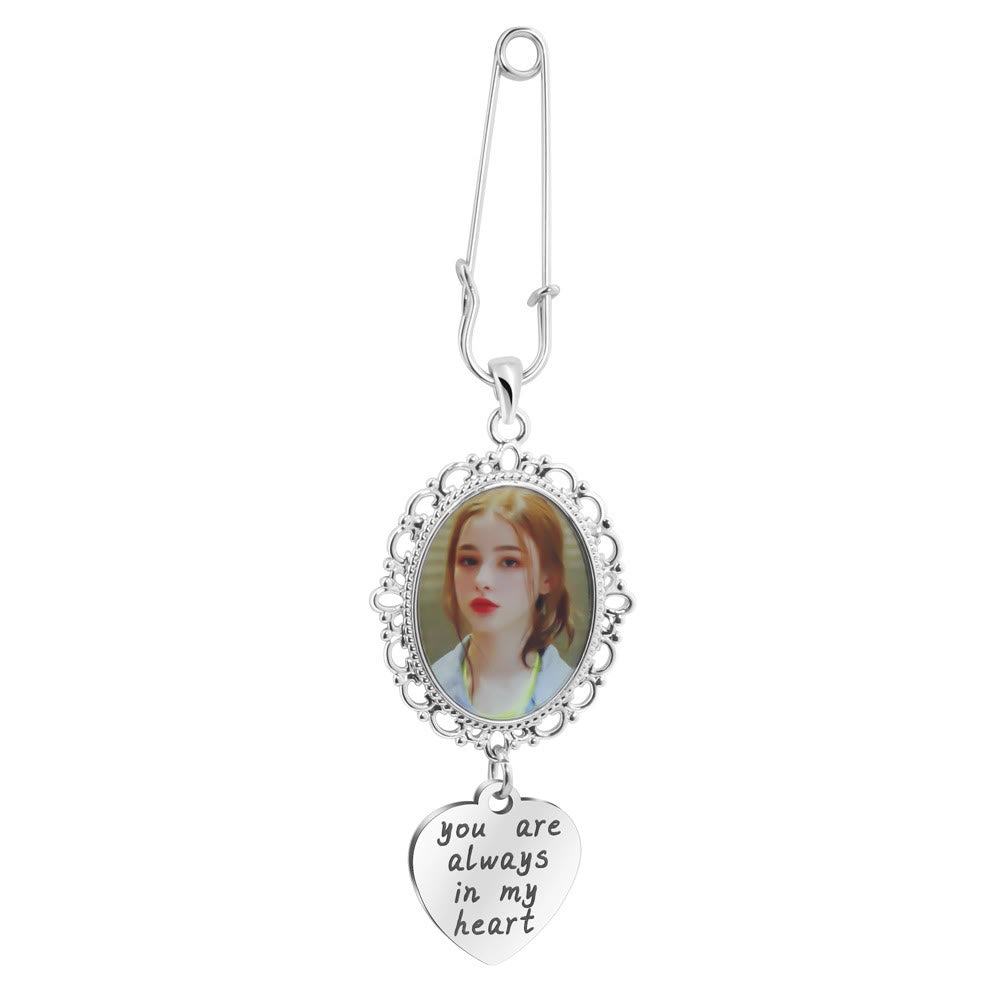 Personnalisez votre broche photo avec un cadeau de mariage chaleureux