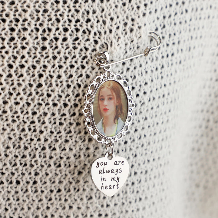 Personnalisez votre broche photo avec un cadeau de mariage chaleureux