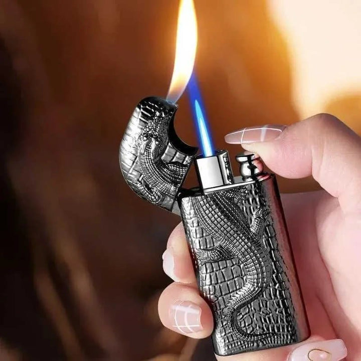 Briquet butane rechargeable à double flamme en relief motif crocodile sauvage