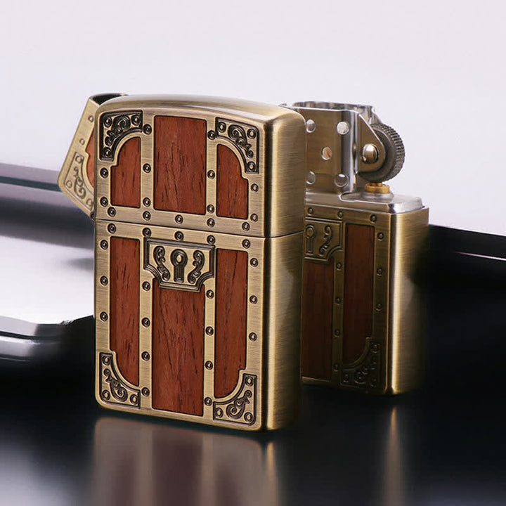 Briquet à pétrole rechargeable en bois brun, porte ancienne, gravure en laiton
