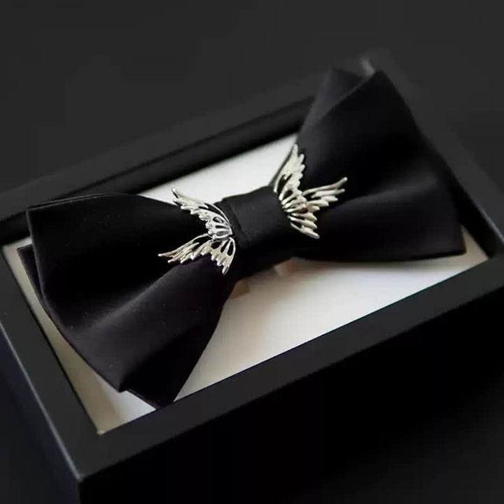 Nœud papillon noir élégant pour homme avec ailes volantes argentées