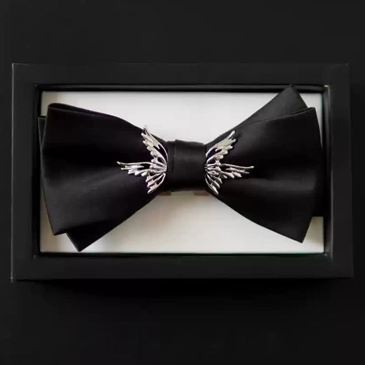 Nœud papillon noir élégant pour homme avec ailes volantes argentées