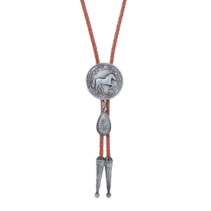 Cravate bolo sculptée détaillée West Horse avec petit pendentif