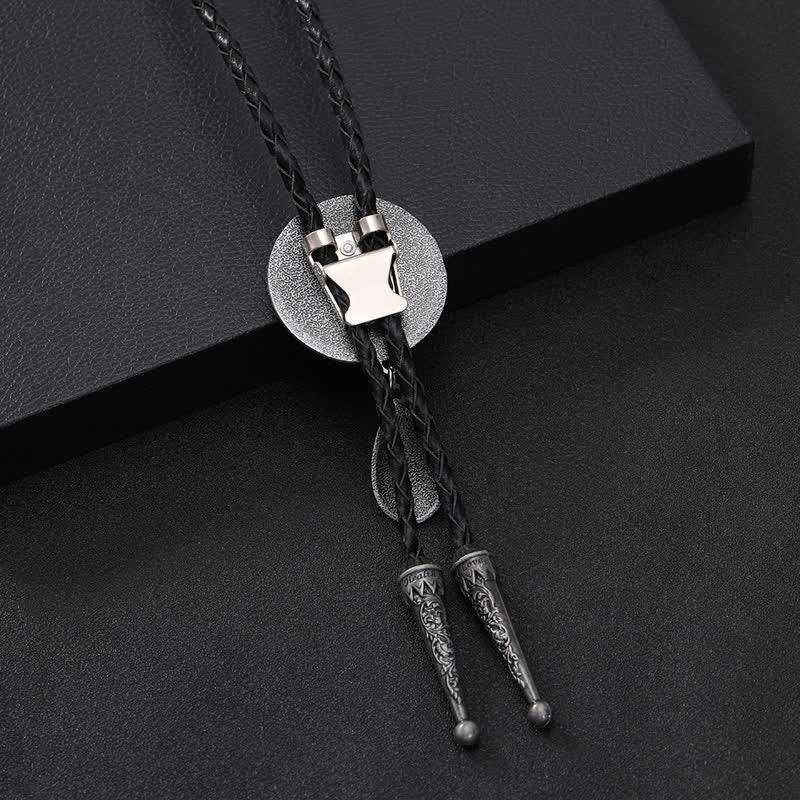 Cravate bolo sculptée détaillée West Horse avec petit pendentif