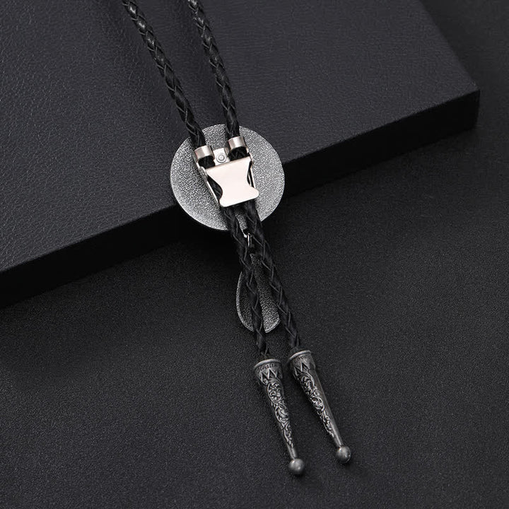 Cravate bolo sculptée détaillée West Horse avec petit pendentif