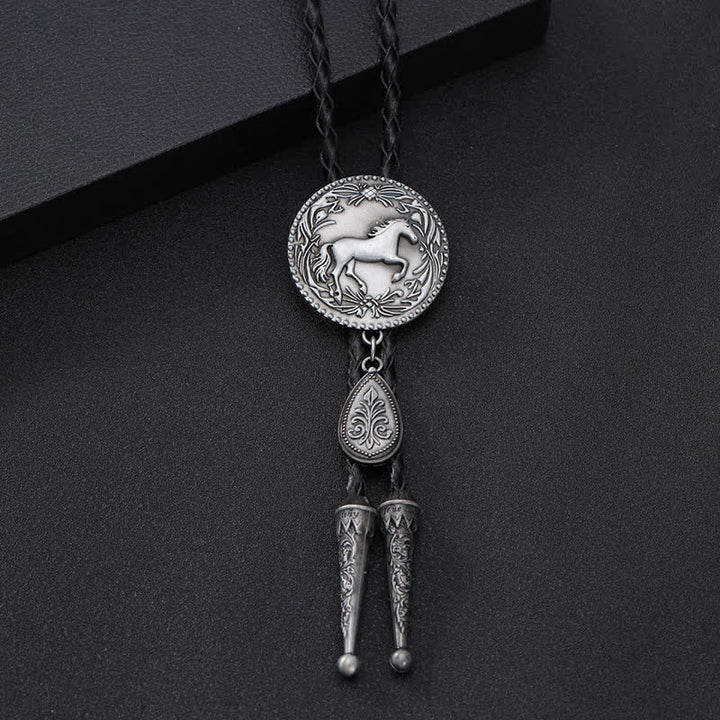 Cravate bolo sculptée détaillée West Horse avec petit pendentif