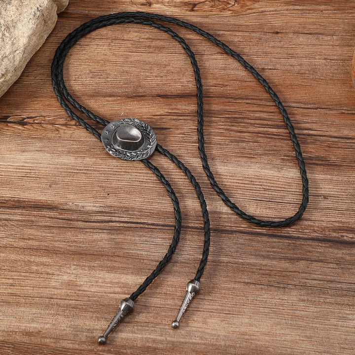 Pendentif en bronze avec breloque chapeau de cowboy et cravate bolo