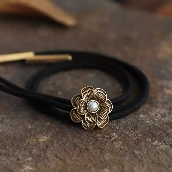 Cravate bolo vintage dorée à petites fleurs et fausses perles