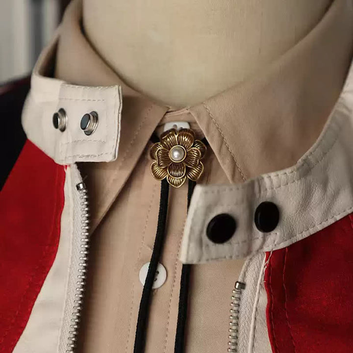 Cravate bolo vintage dorée à petites fleurs et fausses perles