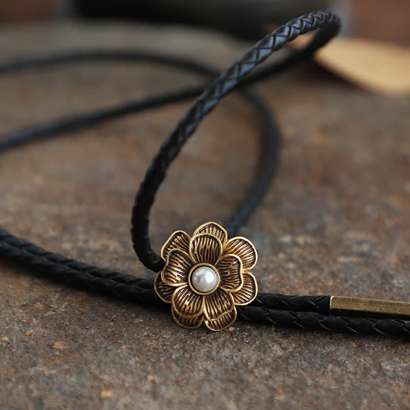 Cravate bolo vintage dorée à petites fleurs et fausses perles